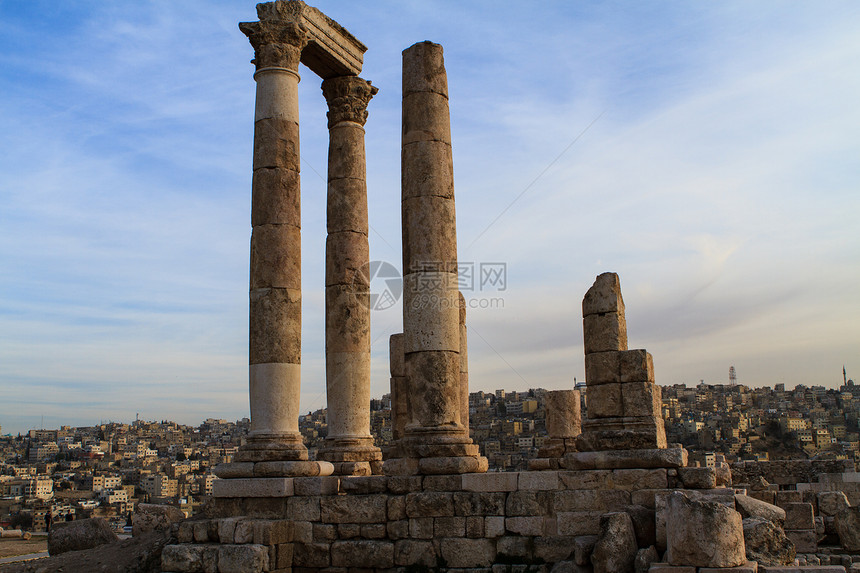 约旦AlQasr工地安曼Citadel的大力神寺石头时间废墟纪念碑遗迹帝国天空避难所柱子城市图片
