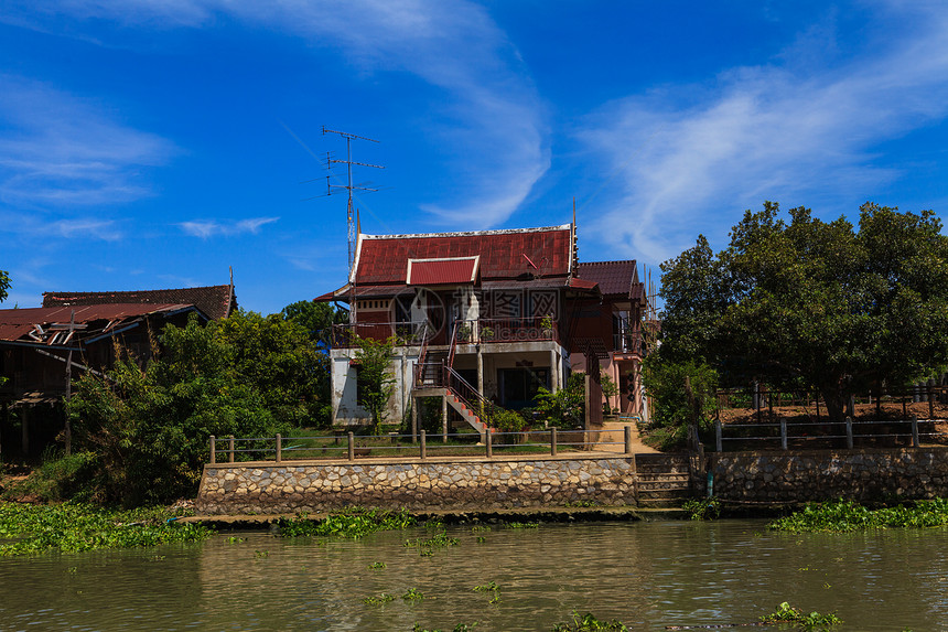 沿河的泰国传统住房 与自然和自然共同生活历史建筑建筑学反射风俗小屋吸引力城市文化运河图片