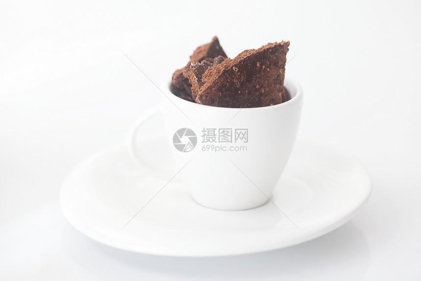 白杯加茶碟和巧克力诱惑食物盘子飞碟小吃美食营养正方形宏观粉末图片