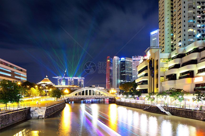 晚上有河的新加坡城市图片