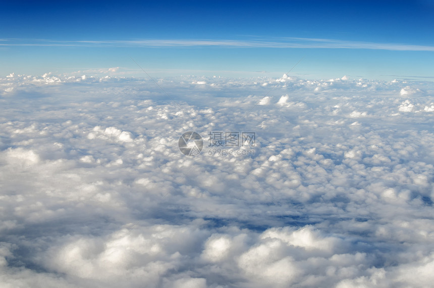 白云和蓝天空天线天气运输天堂蓝色自由多云白色地平线旅行图片