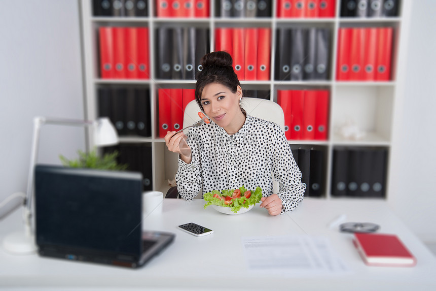 午餐休息时间职业早餐笔记本人士电脑水果蔬菜快乐沙拉女性图片