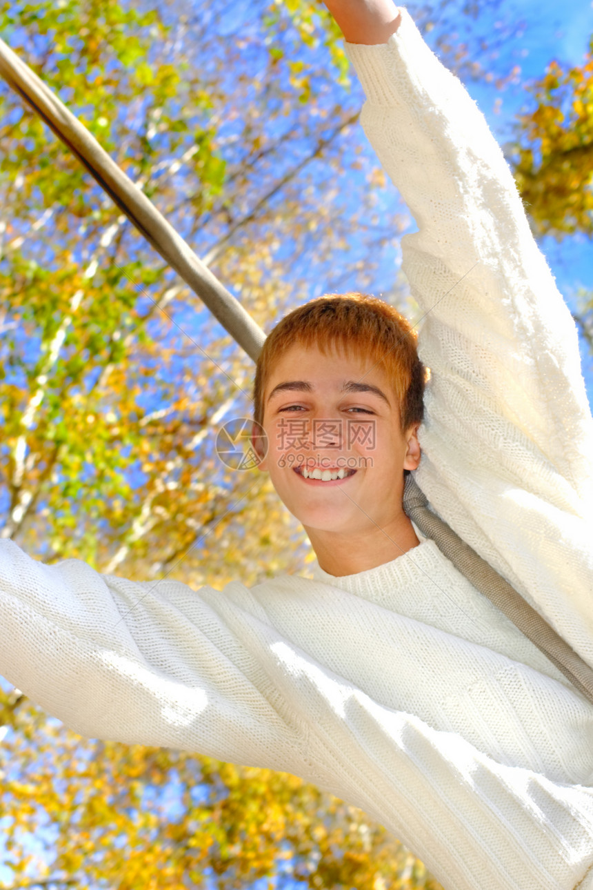 快乐的男孩风险衣服季节阳光乐趣蹦极飞行活力青年速度图片
