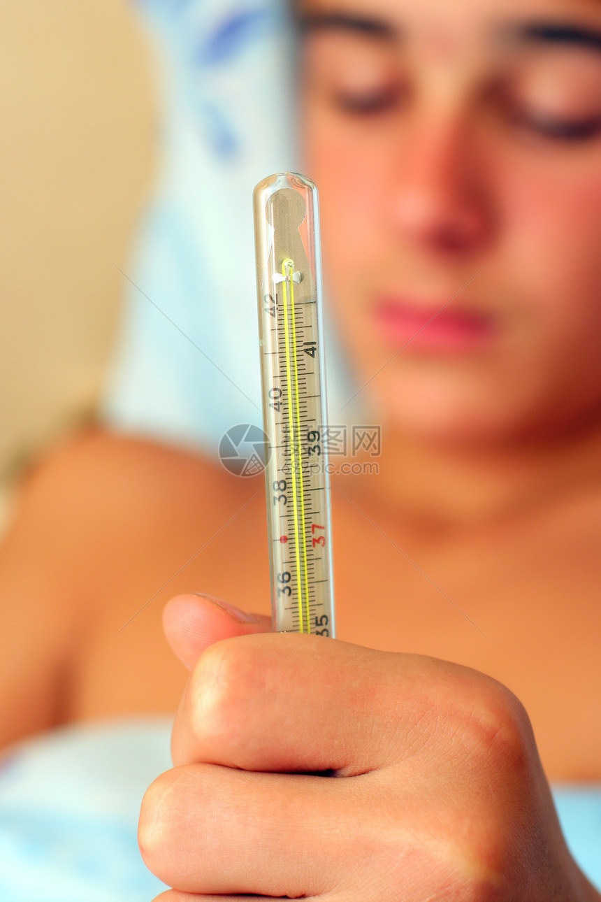 带温度计的男孩保健枕头季节病人寒意青年男生温度发烧药品图片