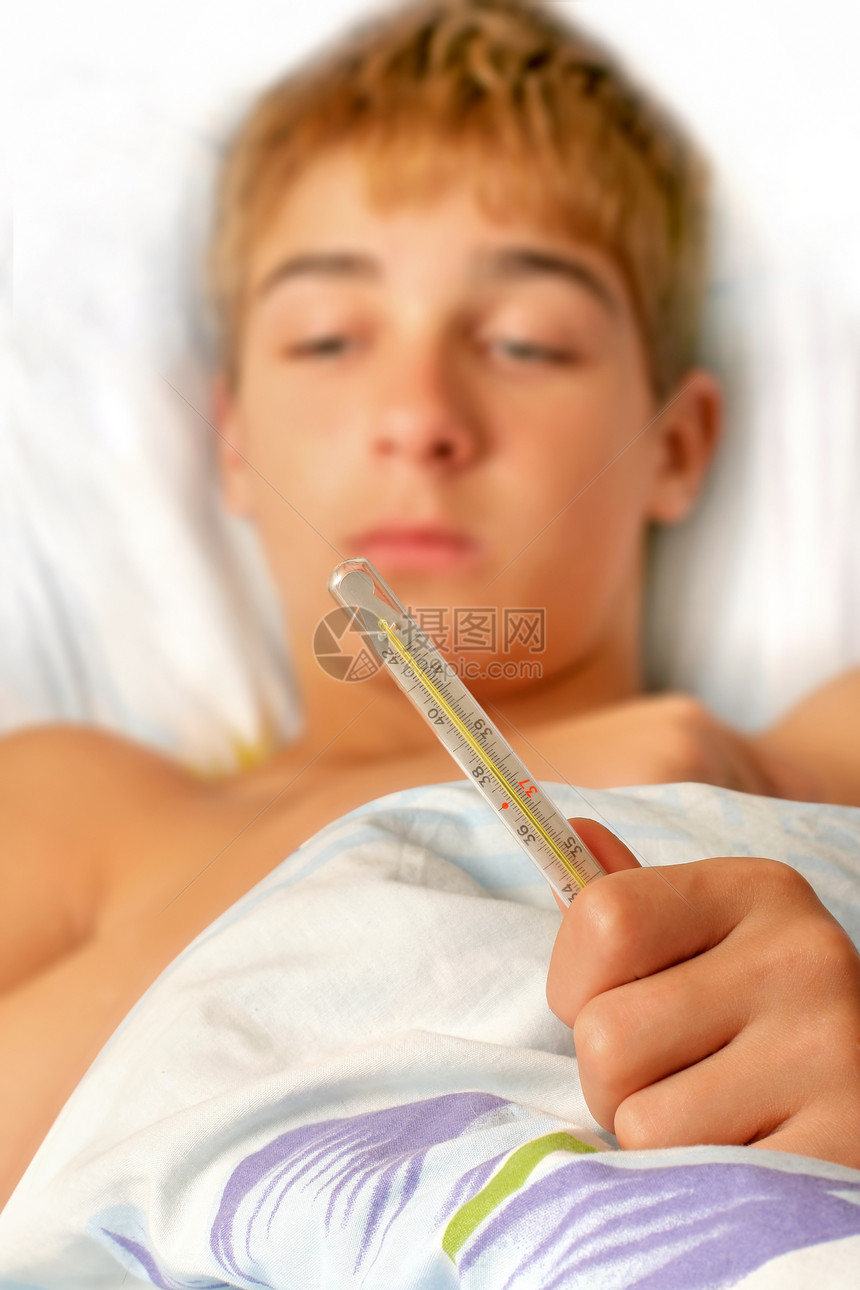 带温度计的男孩悲伤温度青年病人季节寒意流感青少年疾病白色图片