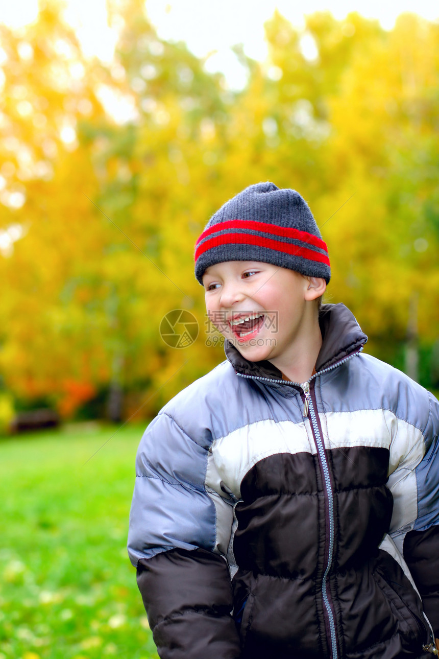 笑笑的孩子牙齿高声婴儿男性夹克季节衣服快乐笑声外套图片