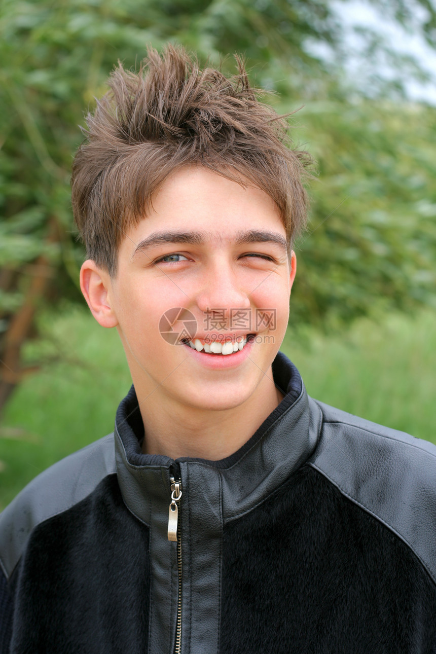 青少年肖像头发男性微笑幸福衬套青年白色绿色衣服天气图片