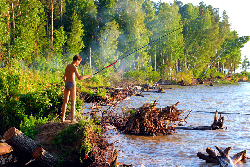 鱼场景男生青少年森林障碍钓鱼银行青年树桩支撑图片