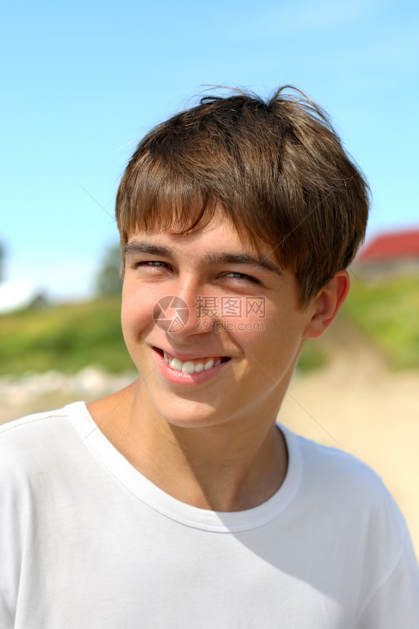 快乐的少年幸福喜悦乐趣青少年青年海滩海岸线晴天衣服生活图片