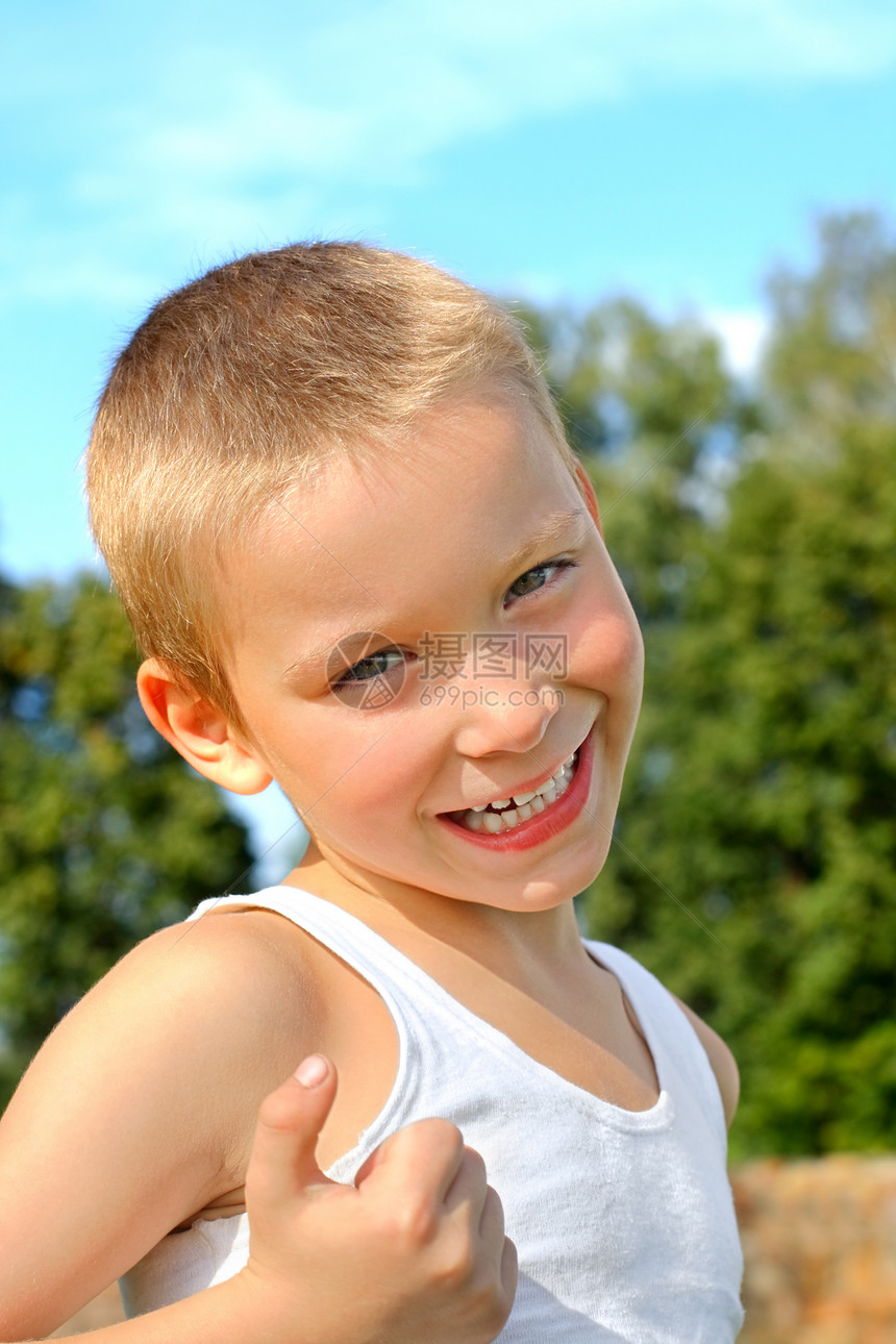 男孩肖像季节天空公园衣服头发乐趣微笑享受树木汗衫图片