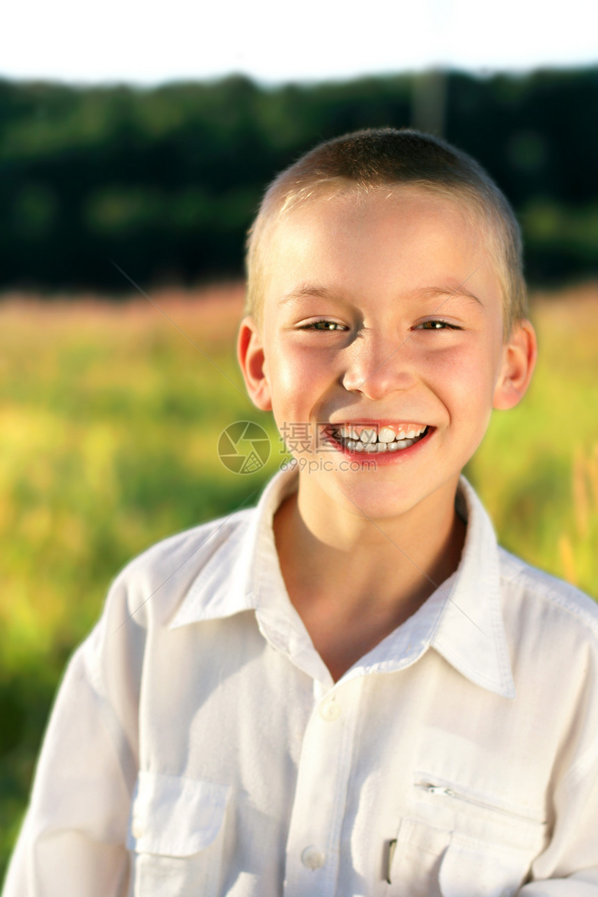 男孩肖像男性牙齿微笑天空蓝色幸福衣服孩子金发阳光图片