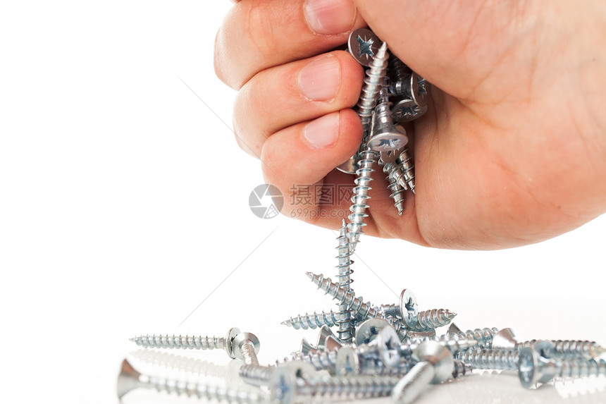 人类手中的银指钉指甲工作螺柱店铺反射维修硬件木工金属乐器图片