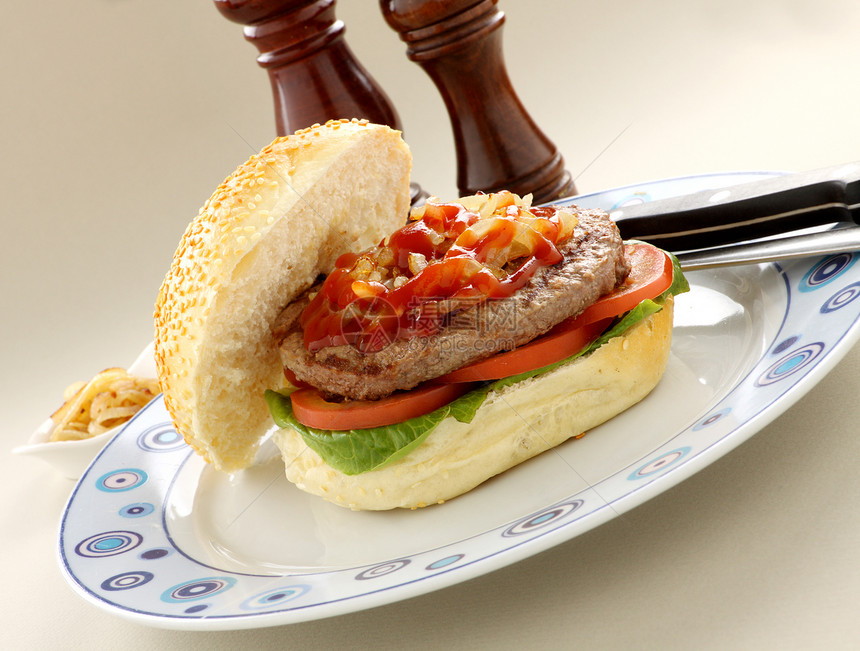 汉堡加番茄酱食物午餐面包美食包子盘子油炸营养烹饪馅饼图片