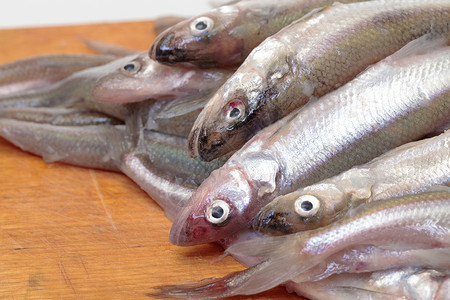 新鲜熔鱼木板海鲜食物海鱼背景图片