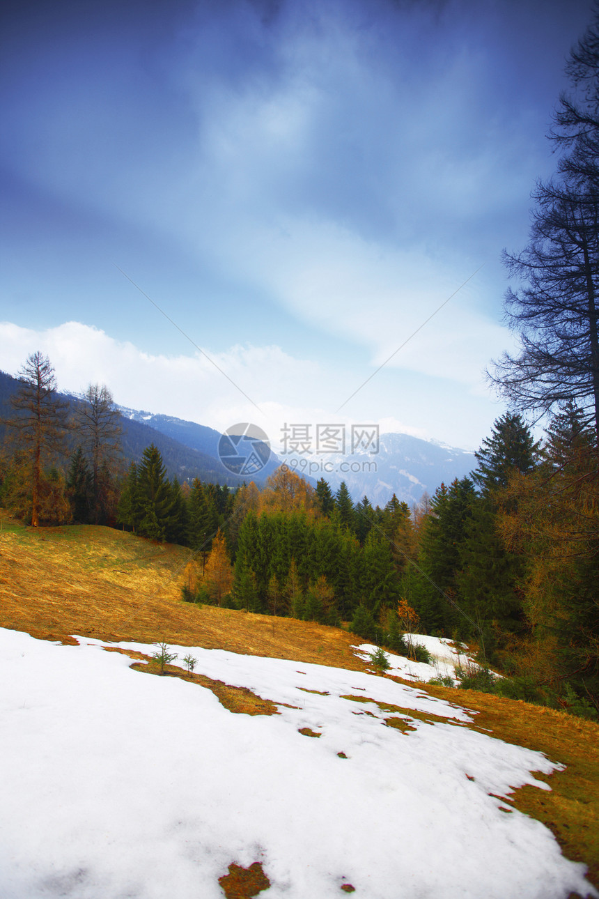 弹簧振动体高山岩石蓝色旅游石头自由天空土地场景风景图片