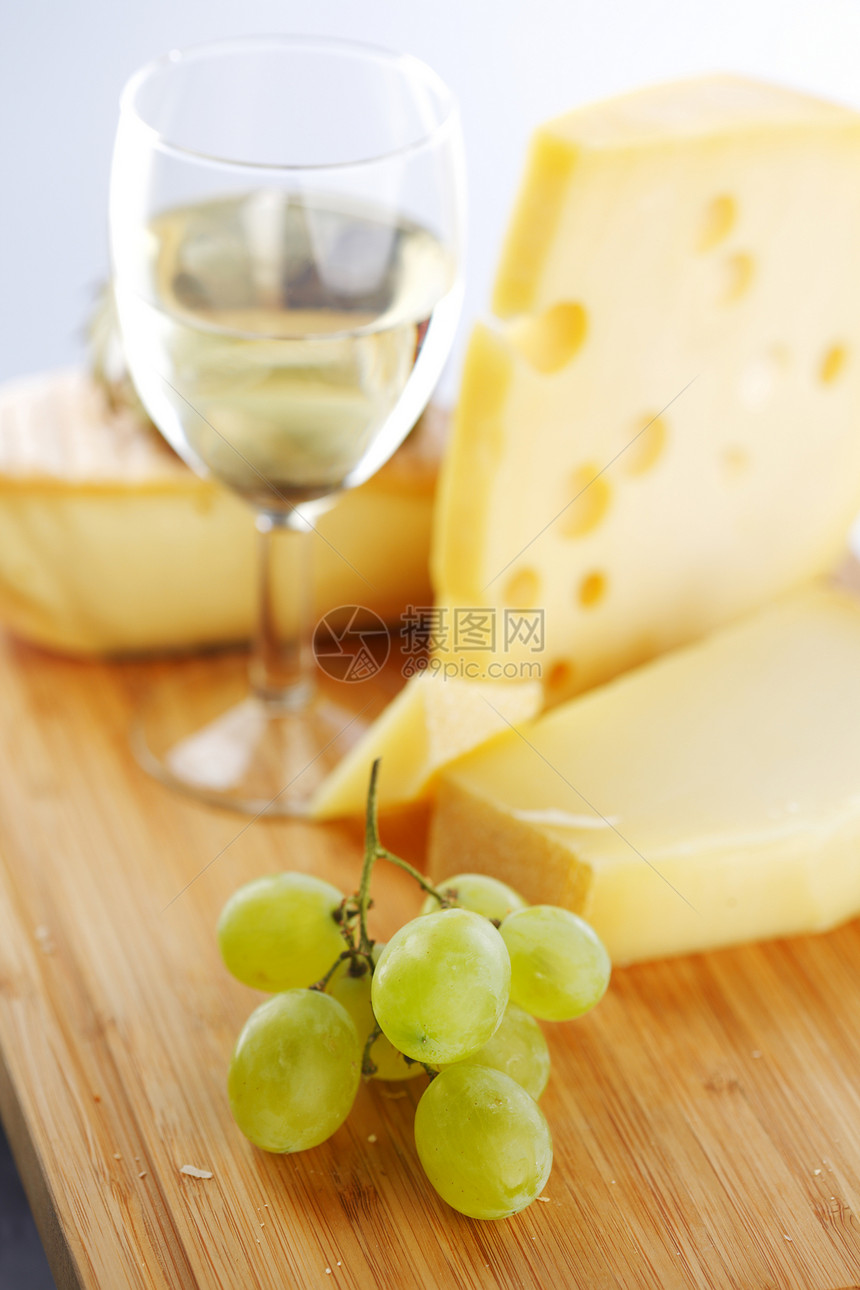 和木桌上的奶酪和葡萄酒熟食山羊桌子玻璃餐饮奶制品珠子美食食物多样性图片