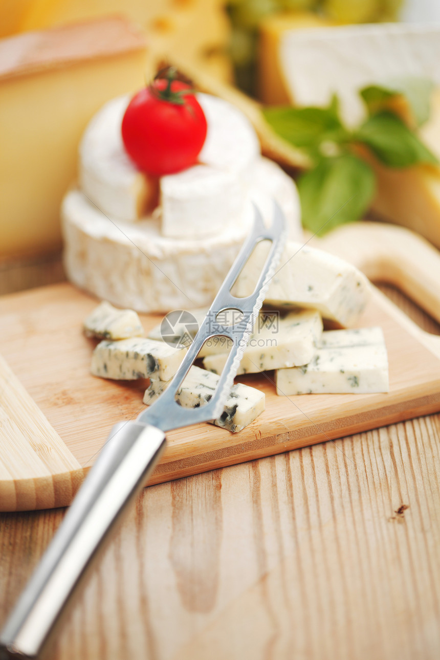 奶酪和奶酪刀生活早餐熟食香味小吃木头立方体牛奶食品烹饪图片