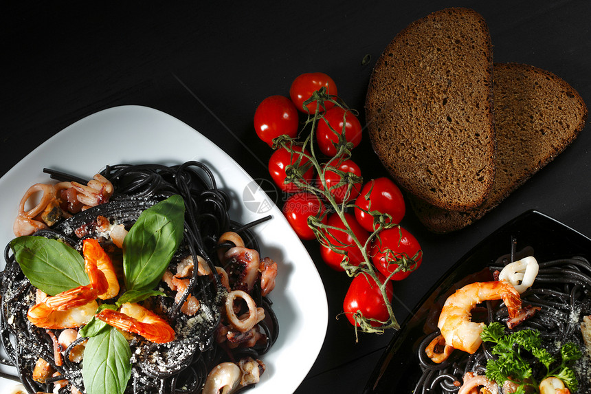 黑意面加海鲜蔬菜食物香料贝类面条墨水餐厅沙拉胡椒盘子图片