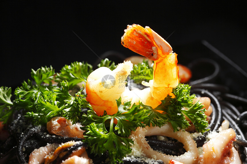 黑意面加海鲜香菜贝类盘子胡椒叶子墨水面条食物蔬菜大虾图片