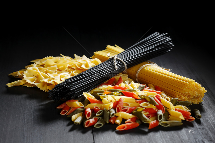 意大利意大利面粉种类和形状的多样化饮食面条文化宏观食物营养午餐美食桌子团体图片