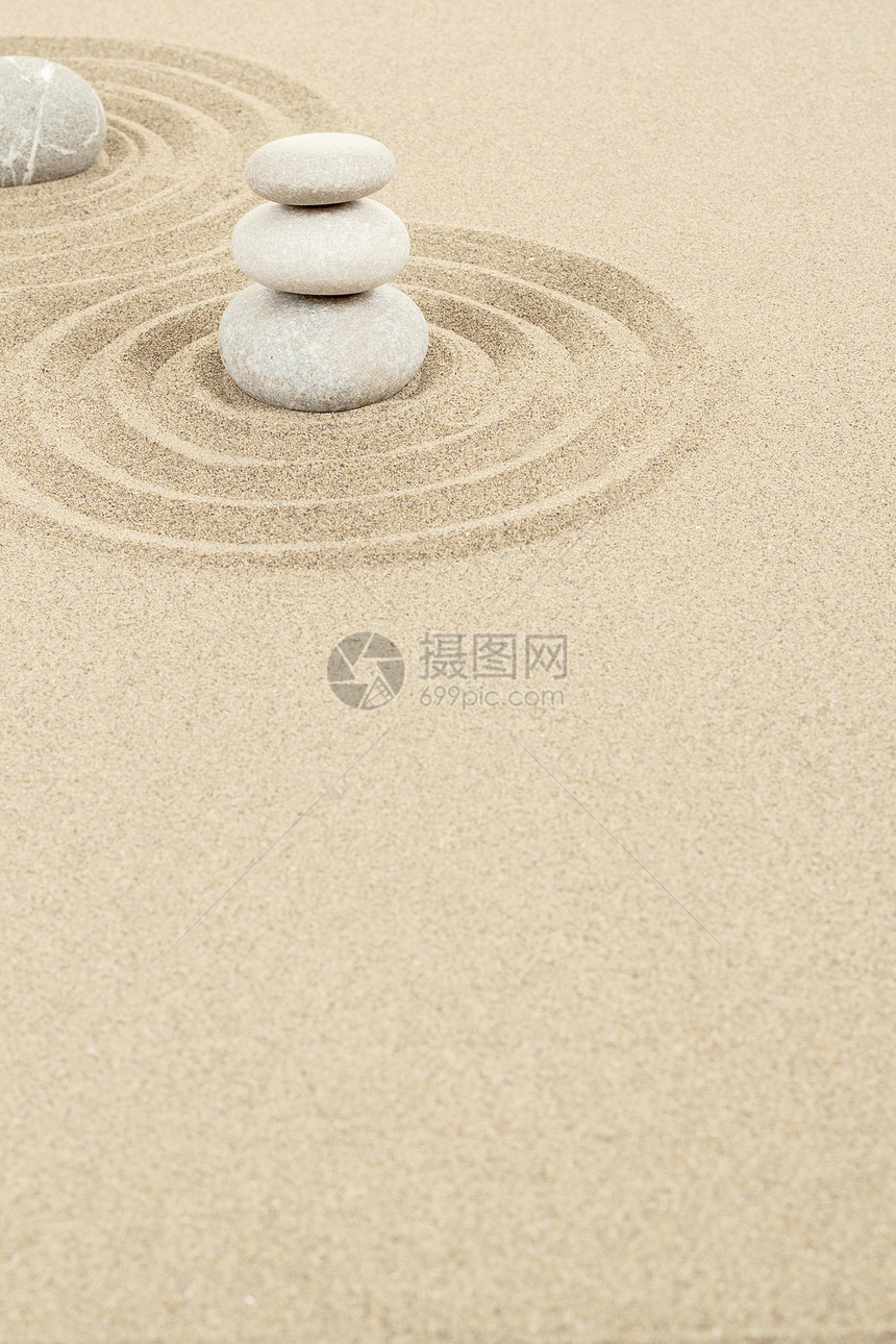 沙中平衡的石块团体艺术卵石岩石海滩专注圆形精神生活石头图片