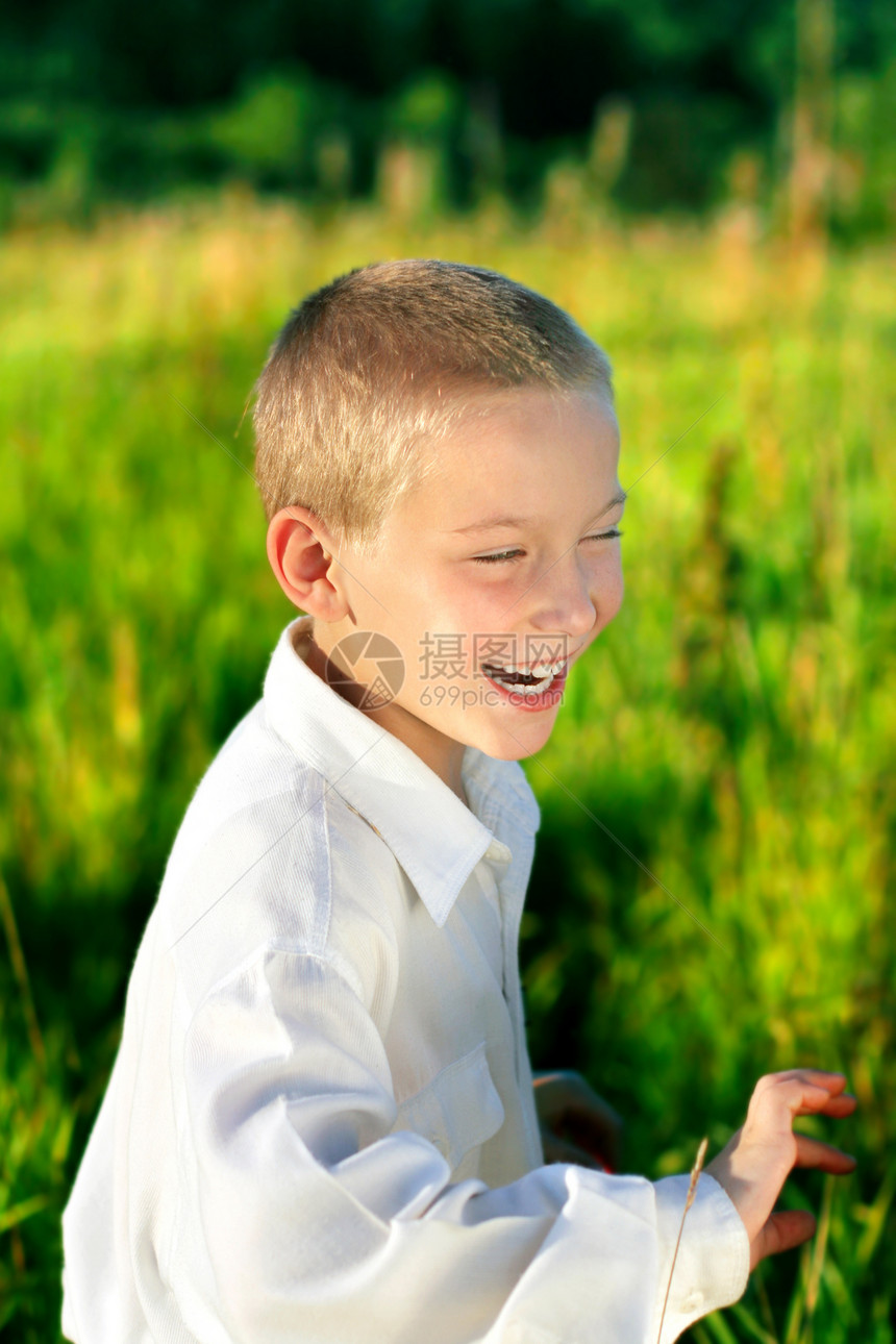 快乐的男孩男性小伙子微笑童年蓝色男生幸福孩子动画跑步图片