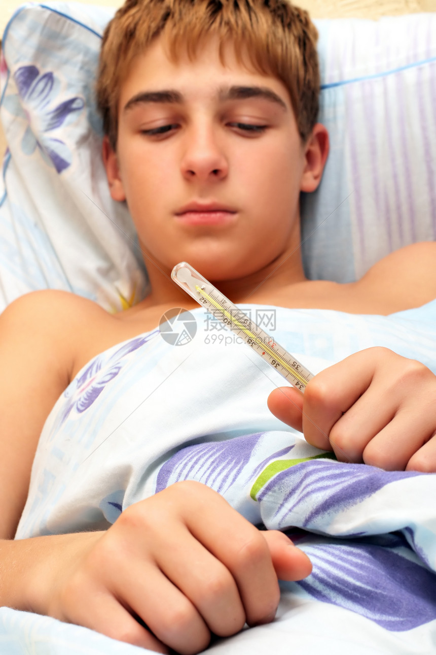 带温度计的男孩流感发烧病痛卫生枕头治疗温度药品疾病心绞痛图片