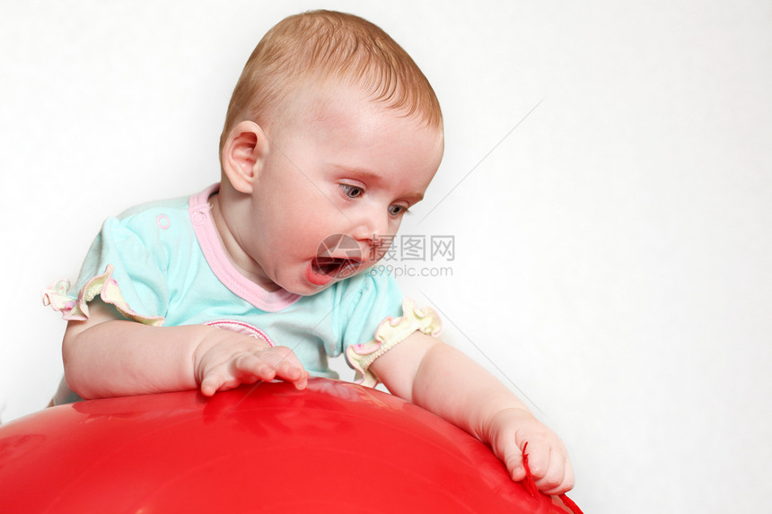 红球上的宝宝图片