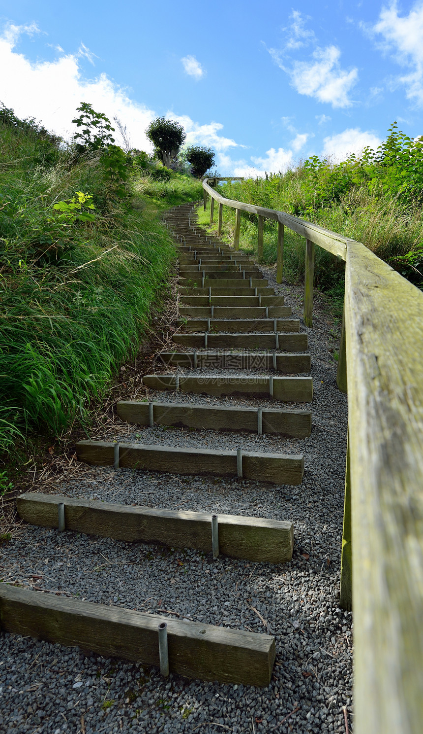 通往天堂的楼梯脚步绿色木头天空栏杆蓝色图片