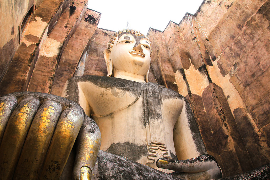 泰国Sukhothai历史公园Wat Si Chum大佛世界遗产地标佛教徒游客宗教公园文化建筑学石头历史图片