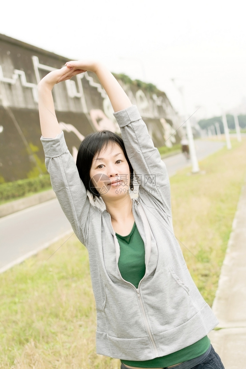 利萨拉特妇女运动活力运动装健身房闲暇女士女性训练公园火车图片