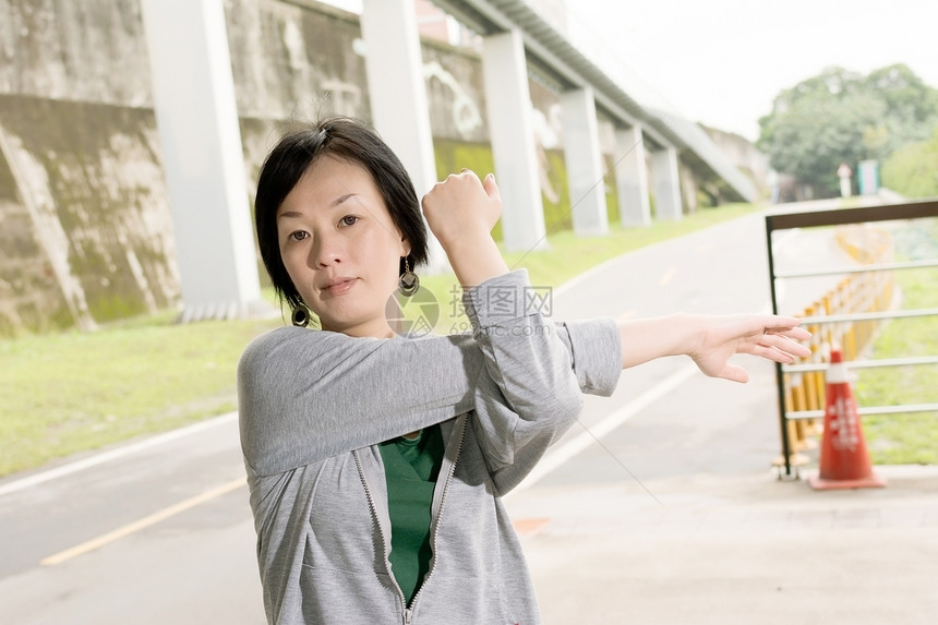 利萨拉特妇女活动健身房女性身体训练闲暇姿势运动装运动公园图片