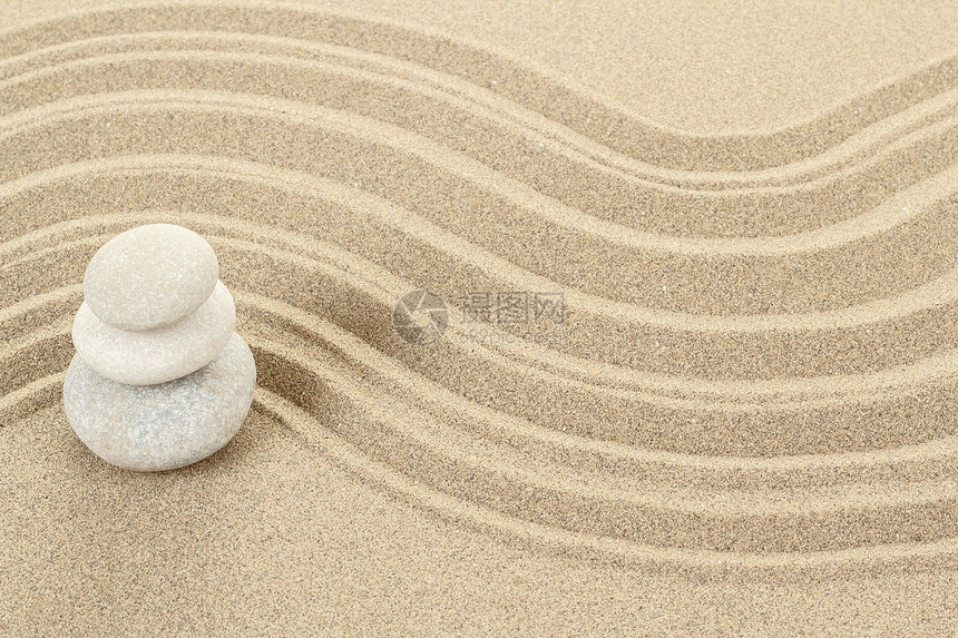 沙中平衡的石块岩石头脑传统灵魂卵石生活团体石头艺术专注图片