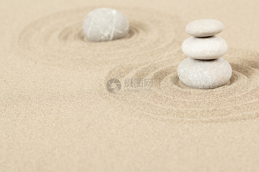 沙中平衡的石块艺术生活圆形卵石石头海滩传统头脑团体灵魂图片