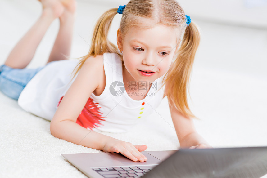 在笔记本电脑上工作的漂亮女孩乐趣商业金发课堂女孩闲暇互联网微笑眼睛女儿图片