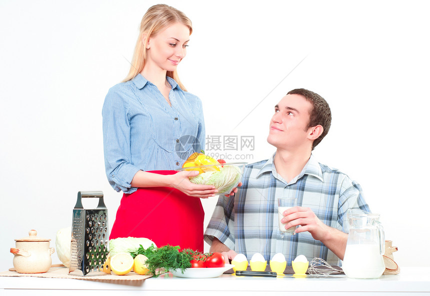 妻子给丈夫吃一顿饭微笑快乐互动笑声女士男性夫妻早餐男朋友男人图片