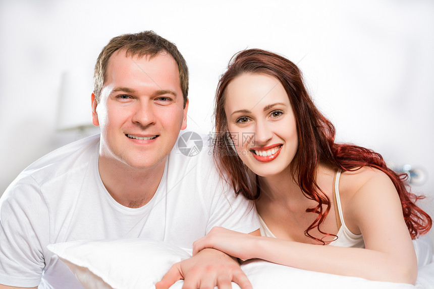 男女青年在床上躺在一起休息女孩苏醒女士男朋友夫妻拥抱乐趣女性闲暇图片