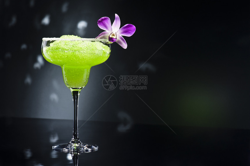 绿色玛格丽塔鸡尾酒兰花热带调酒师派对奇异果庆典夜生活酒吧酒精果味图片