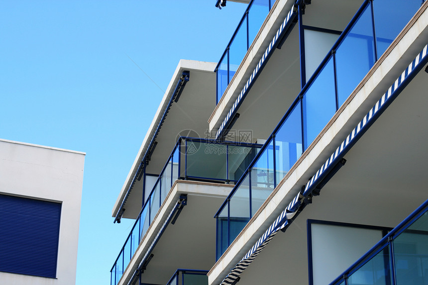 新公寓灰色房子窗户玻璃蓝色金属概念住房天空图片