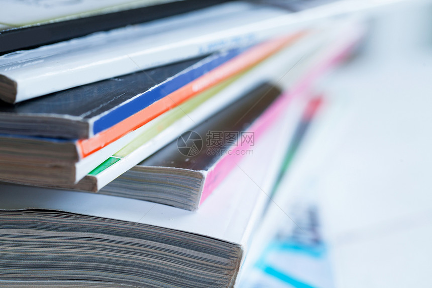 将多彩杂志放在桌上闲暇商业阅读知识打印学习白色出版物期刊文学图片