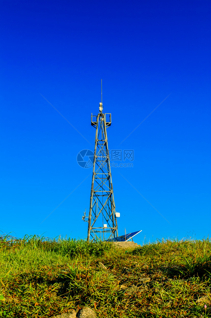 峰顶信号塔通讯山脉天空蓝色太阳绿色图片