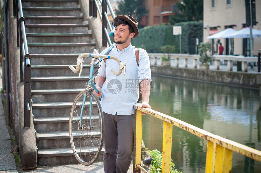 骑自行车的青年男子生态街道楼梯年轻人运动城市帽子骑术自由图片