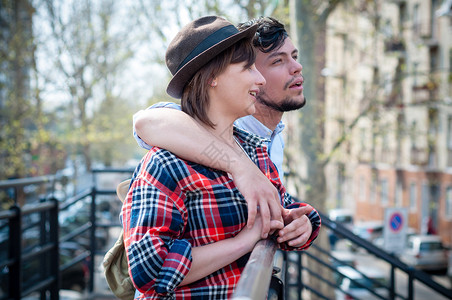 年轻时装青年恋人男朋友拥抱城市夫妻女朋友背景图片