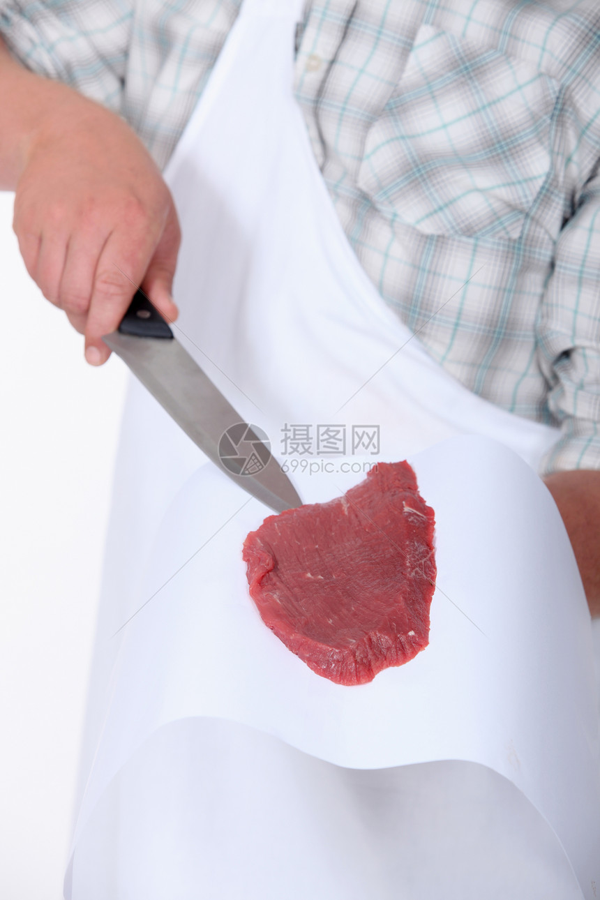 一个屠夫展示了肉的切肉床单牛扒食物营养刀刃包装厨房服务投标牛肉图片