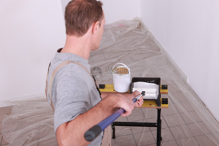 油漆画家男人房间地面绘画瓷砖棕色头发装潢工作男性图片