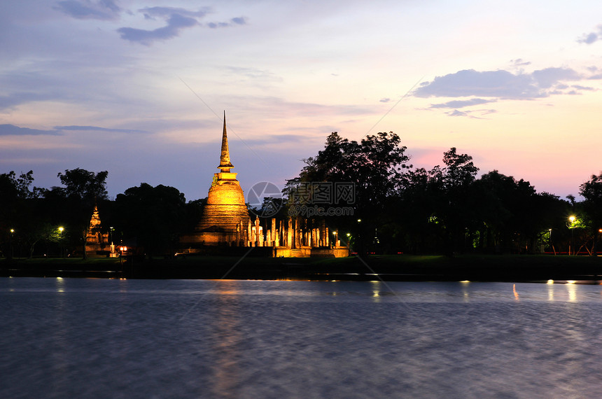 泰国古老城镇Twiright的Sukhothai历史公园石头地标建筑学佛教徒历史性佛塔遗迹休息反射闪电图片