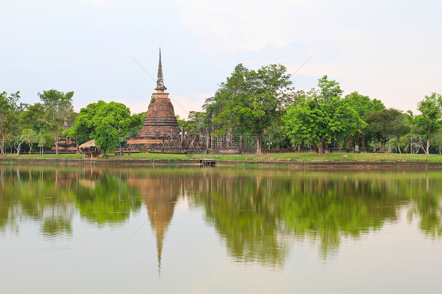 Thukhothai历史公园 泰国旧城800年异国雕像建筑学丛林历史遗产雕塑寺庙佛教徒祷告图片