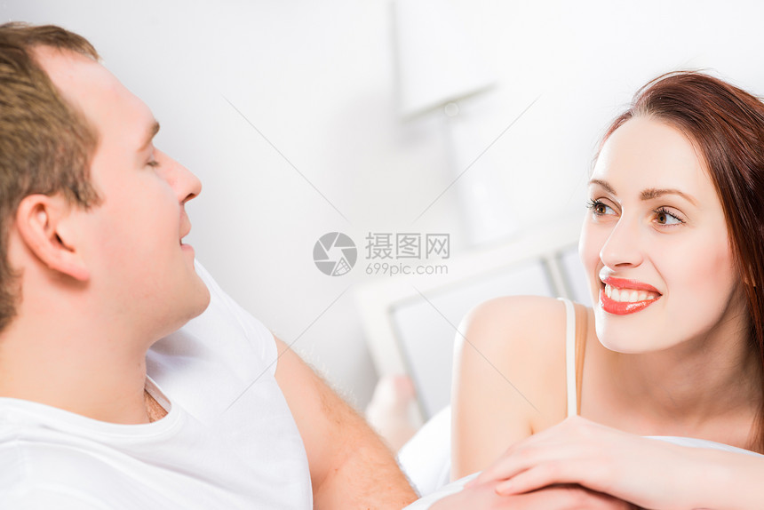 夫妇数男朋友拥抱女孩女士乐趣公寓幸福闲暇女朋友夫妻图片