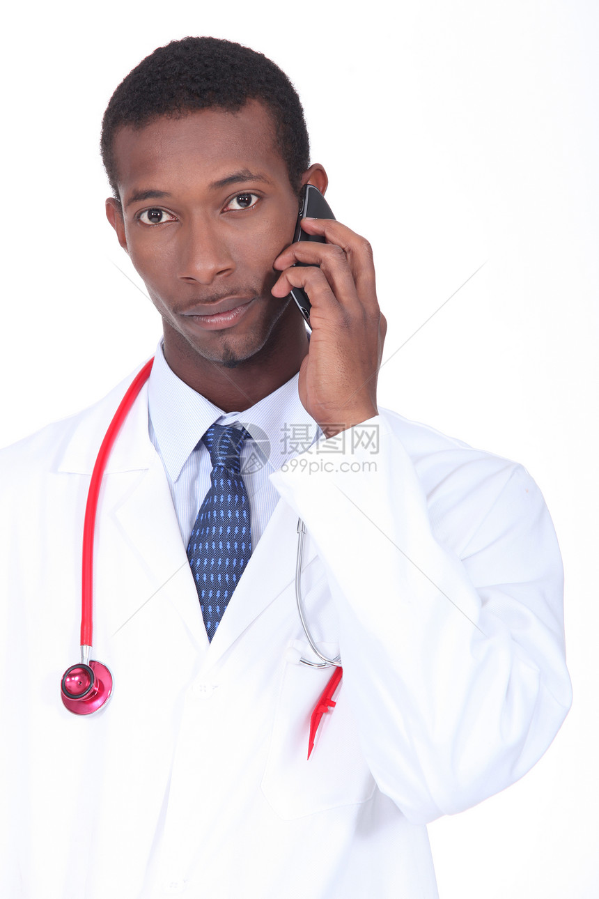 医生在电话上工作室头发男性呼唤领带衬衫男人全科胡子红色图片