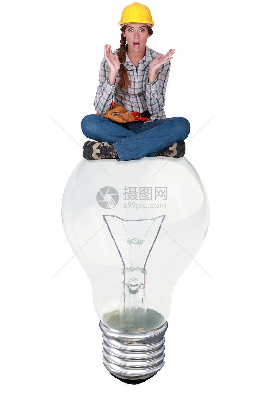 大灯泡上坐着一个带惊喜的女士图片